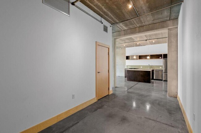 Building Photo - 345 N 6th Ave