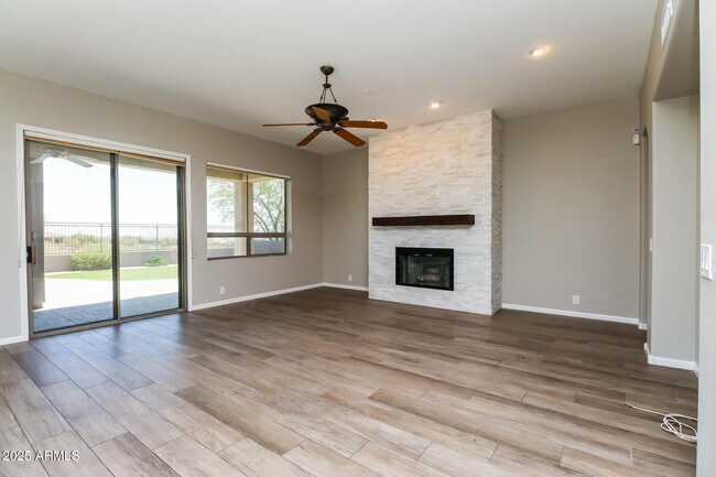 Building Photo - 10913 E Butherus Dr