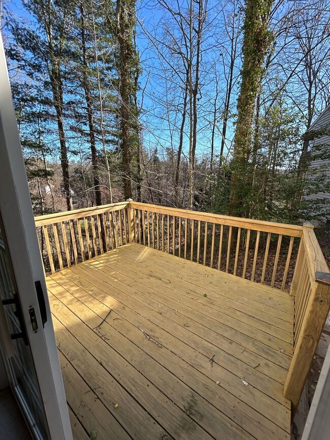 Building Photo - South AVL - Three Bedroom home with Wooded...