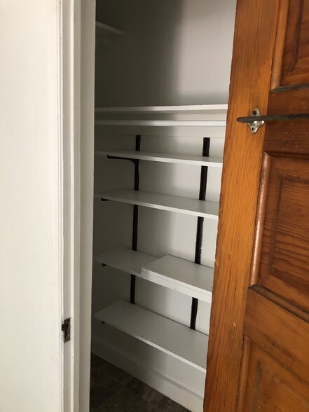 Building Photo - 516 S Sherman St