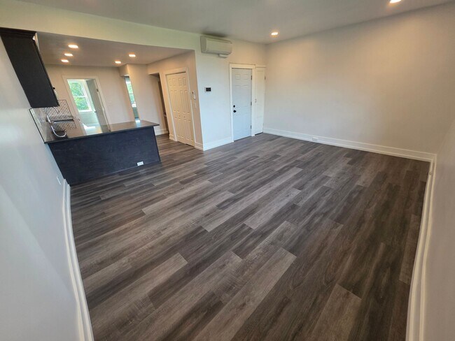 Building Photo - Newly Renovated 2 Bedroom Apartment - Poug...