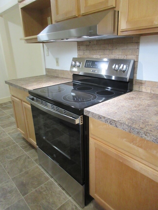Building Photo - Three Bedroom Home in Keizer on corner lot