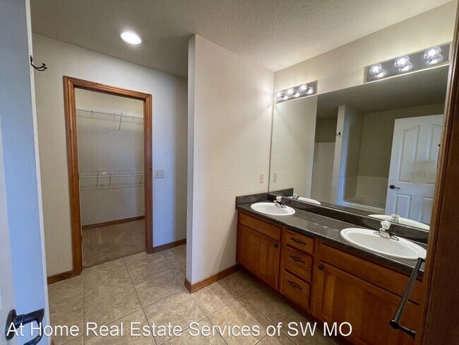 Building Photo - 4 br, 2 bath House - 792 S Hackberry Ave