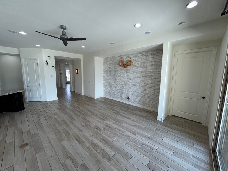 Building Photo - 1811 E Aster Pl