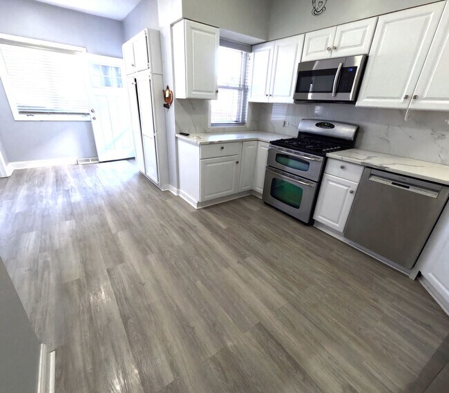 Building Photo - Exceptional single-family near UIC-DePaul ...