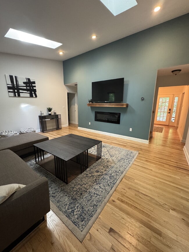 Building Photo - Fairview home 5 bedroom 3 1/2 bathroom home