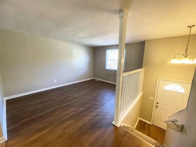 Building Photo - Newly Renovated Hillview Bi-Level!