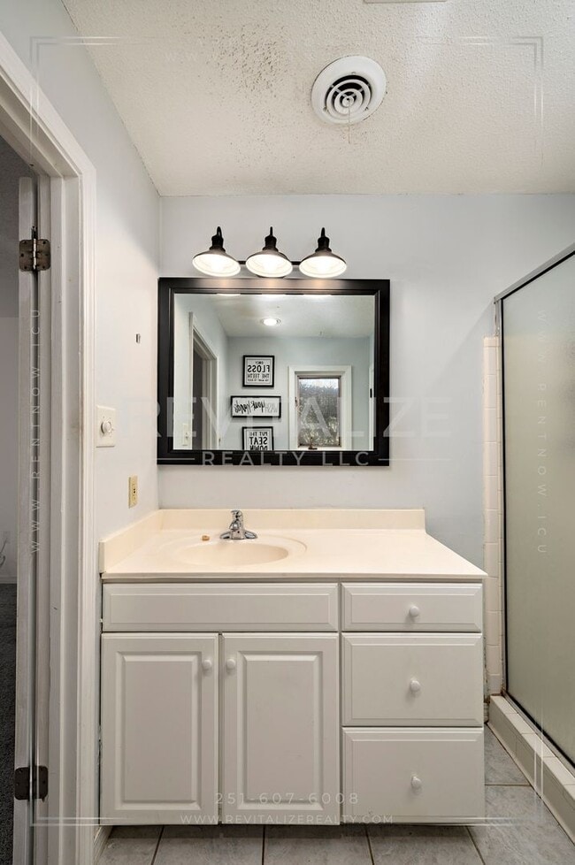 Building Photo - Immaculate 3BR / 2BA Home in Carriage Hills