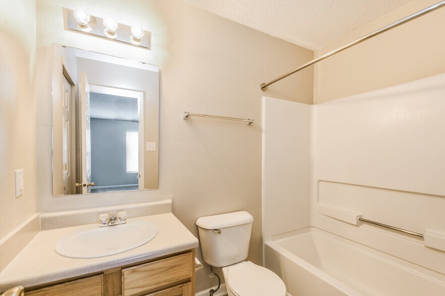 Building Photo - 952 Ravine Dr