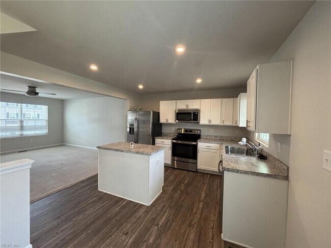 Building Photo - 2027 Petersen Way