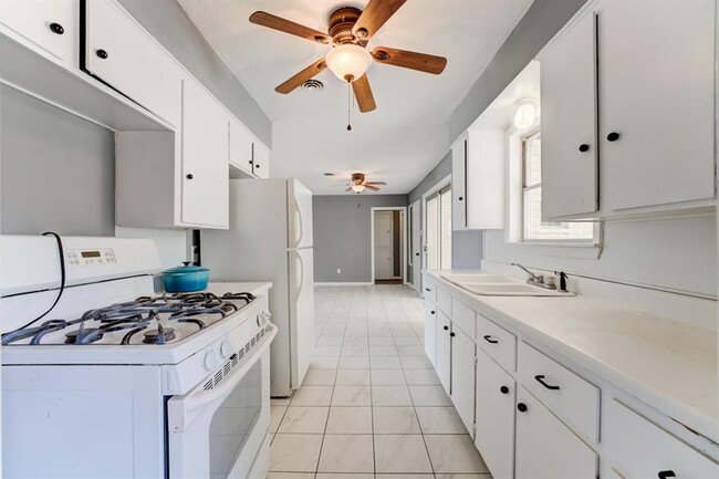 Building Photo - 8623 Norton Dr