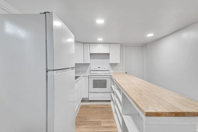 Building Photo - 1 Bed/1 bath Basement unit in Downtown Victorian Home!