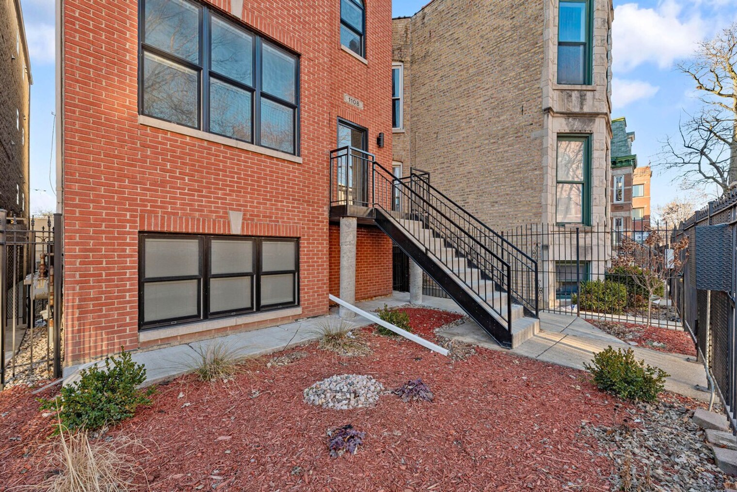 Building Photo - 1044 N California Ave