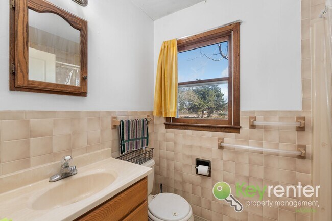 Building Photo - FIRST MONTH FREE! Cute 3 bedroom house near shopping, restaurants, and easy highway access!