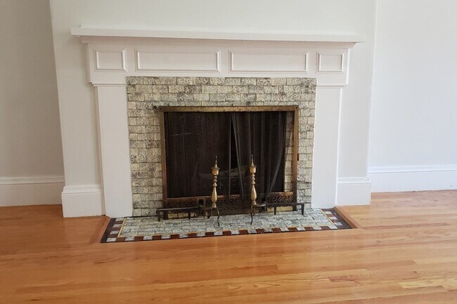 Building Photo - 924 Beacon St