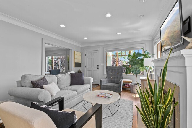 Building Photo - 3bd/1.75ba Seattle Home