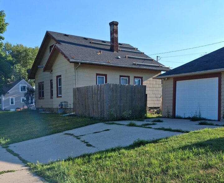 Building Photo - 1102 Lapham St