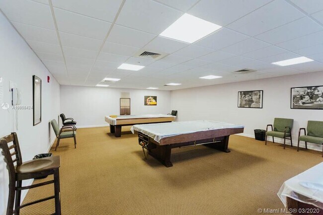 Building Photo - 300 NE 26th Ave