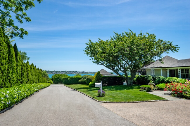 Building Photo - 3 Barclay Sq