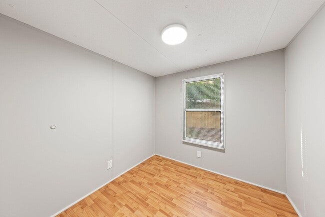 Building Photo - 700 Persimmon St