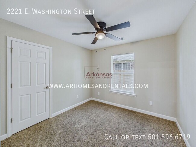Building Photo - 2221 E Washington Ave