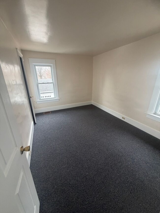 Building Photo - 3 Bed 1 Bath with 2 car garage