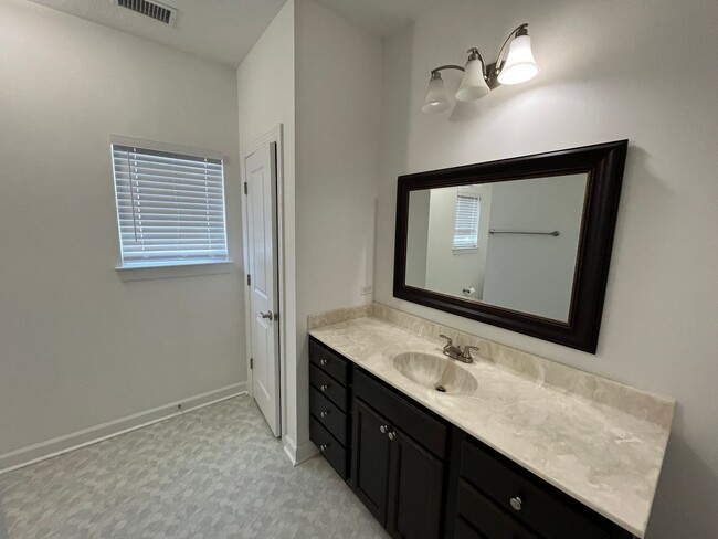 Building Photo - 4 Bedroom, 3.5 Bath Condo in Coveted Spenc...