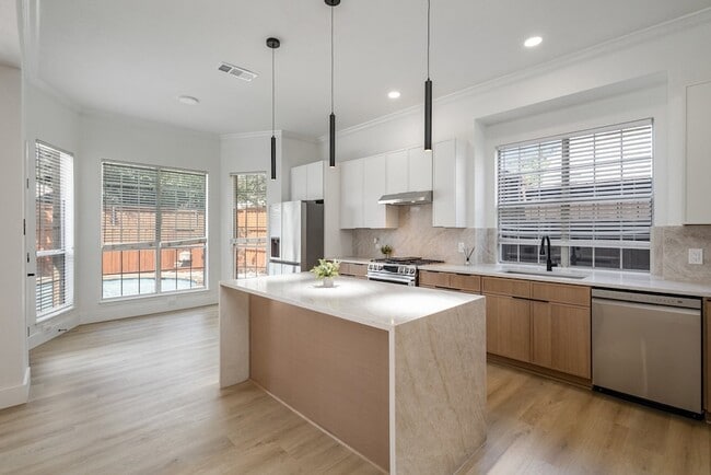 Building Photo - 2325 Flanders Ln