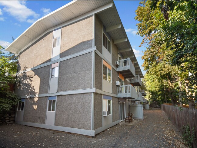 Building Photo - DESIRABLE MILLWOOD NEIGHBORHOOD ON TREE LI...