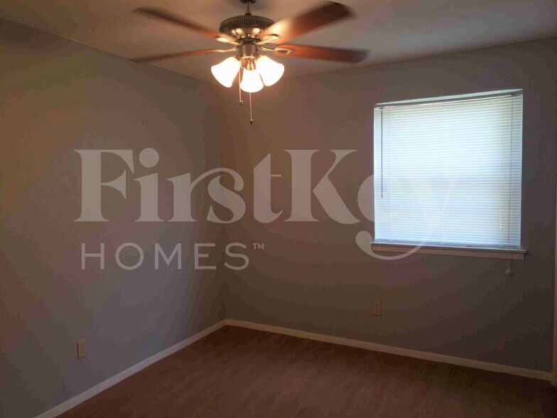 Building Photo - 6537 La Grange Dr