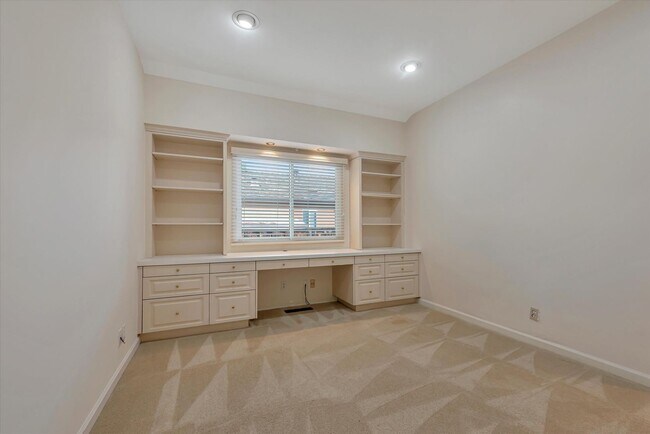 Building Photo - 954 Russell Ave