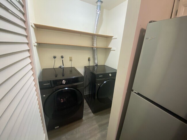 walk-in laundry - 93 Park Ave