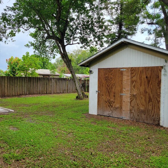 Building Photo - 8411 N Greenwood Ave