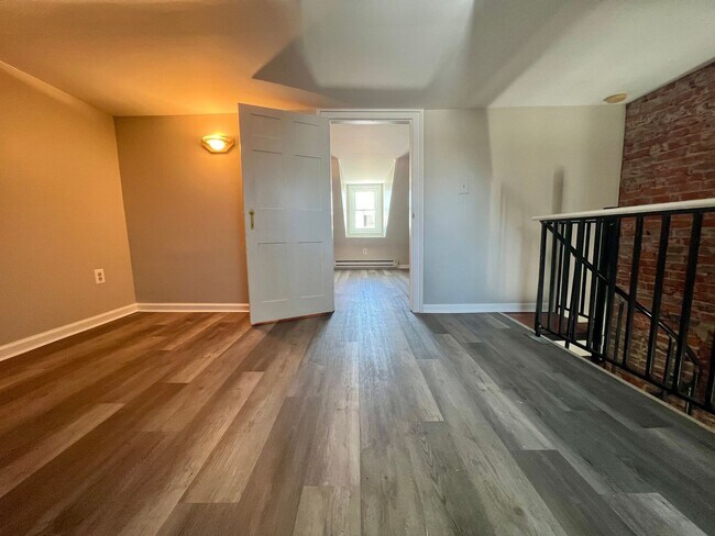 Building Photo - 713 S 2nd St