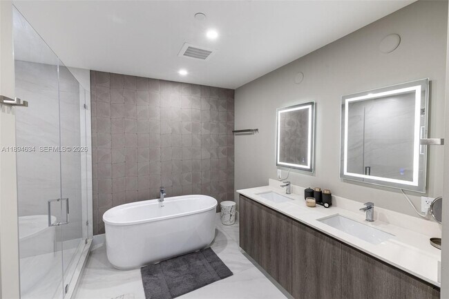 Building Photo - 17550 Collins Ave