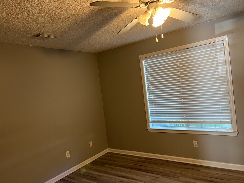 Building Photo - 2312 Tina Dr