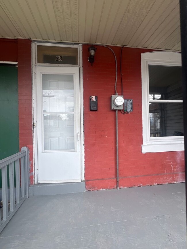 Building Photo - 4 Bedroom | 1 Bath