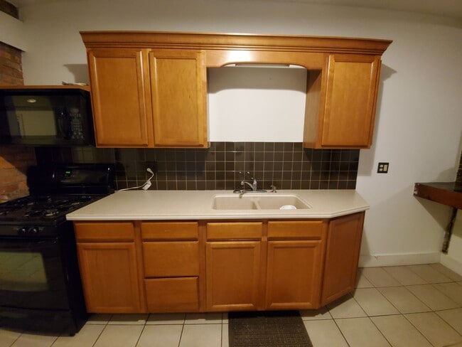 Building Photo - Spacious 3 Bedroom 1.5 Bath Brick Home