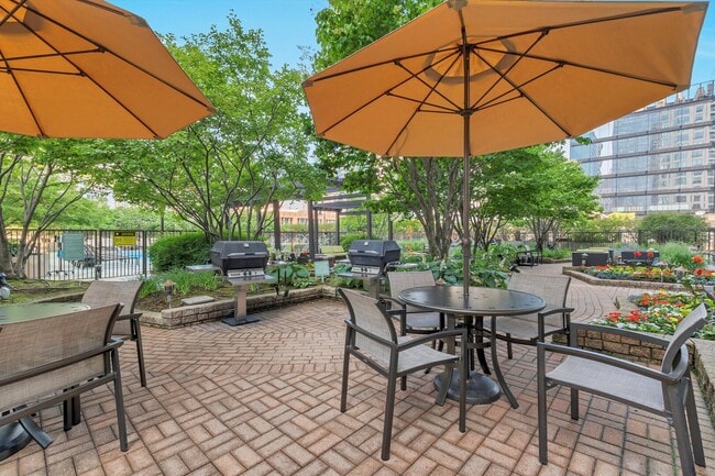 Building Photo - 400 N La Salle Dr