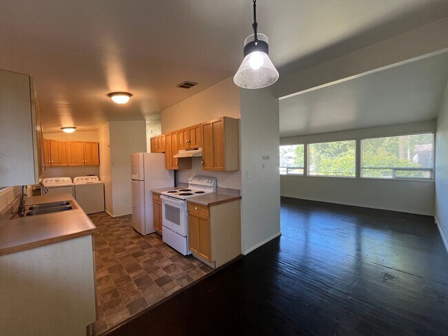 Building Photo - Three Bedroom House