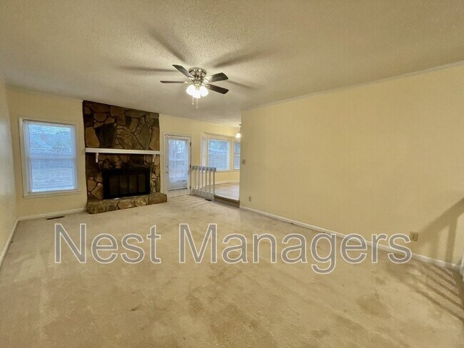 Building Photo - 2109 Hollyridge Pl