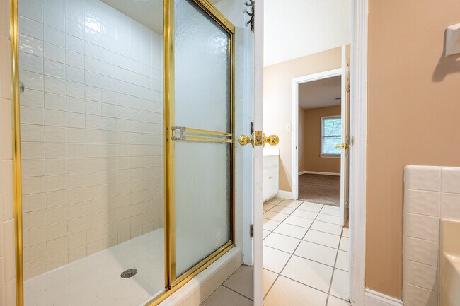 Building Photo - 4135 Knollcrest Cir N