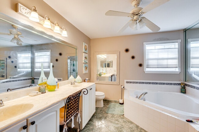 Building Photo - 14 Normandy Dr