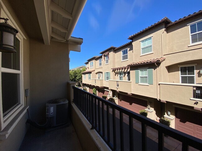 Building Photo - Charming 2-Bed / 2.5-Bath Townhouse in the...