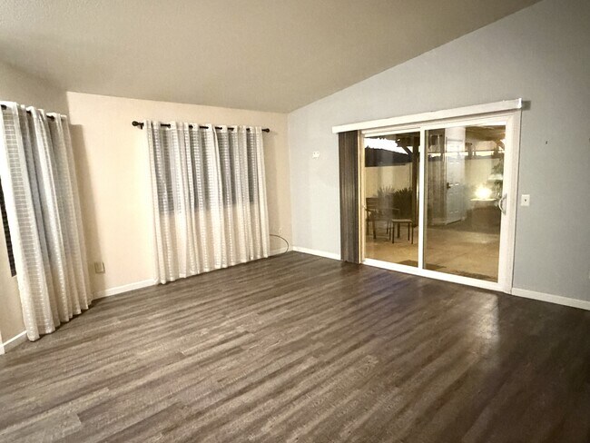 Building Photo - 28133 Vía Domador