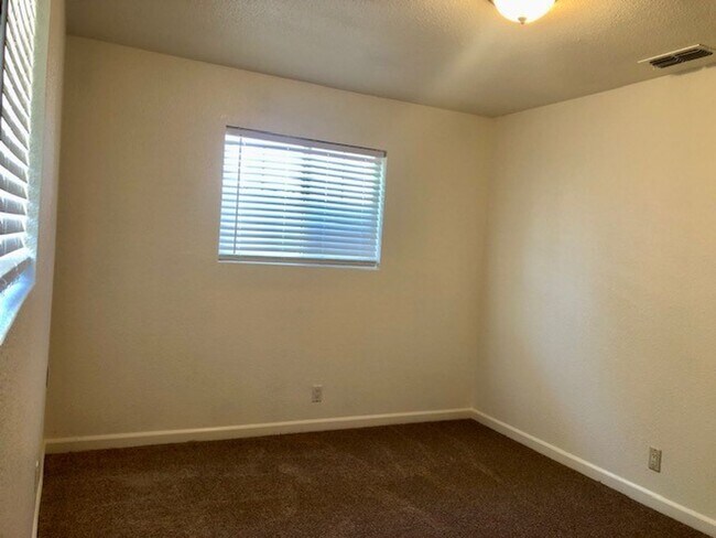 Building Photo - Nice 3 bed, 2 bath home in Carmichael