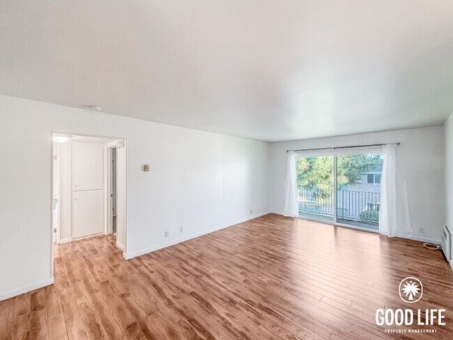 Building Photo - 4540 Maple Ave
