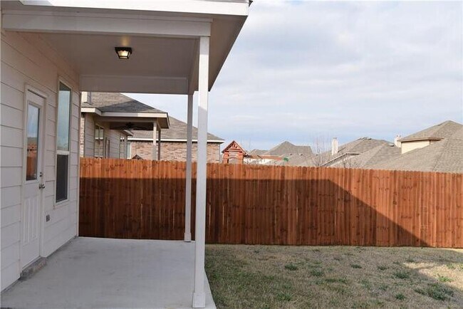 Building Photo - Cozy one story 3 bedroom - 2 bathroom open...