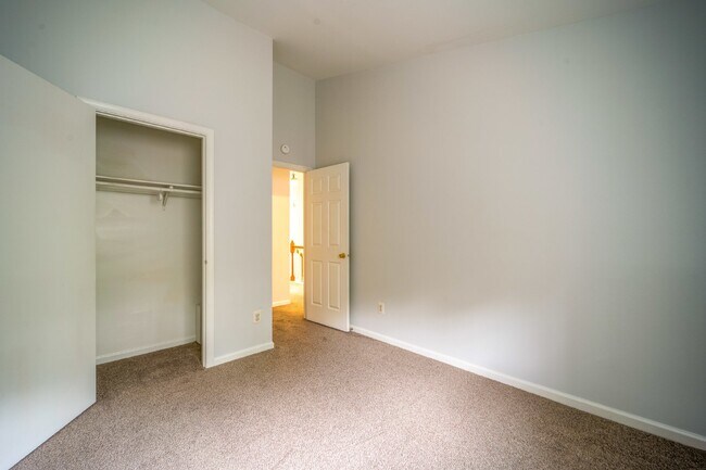 Building Photo - Three-level end unit townhome!