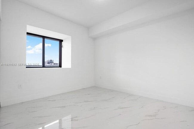 Building Photo - 700 NE 24th St